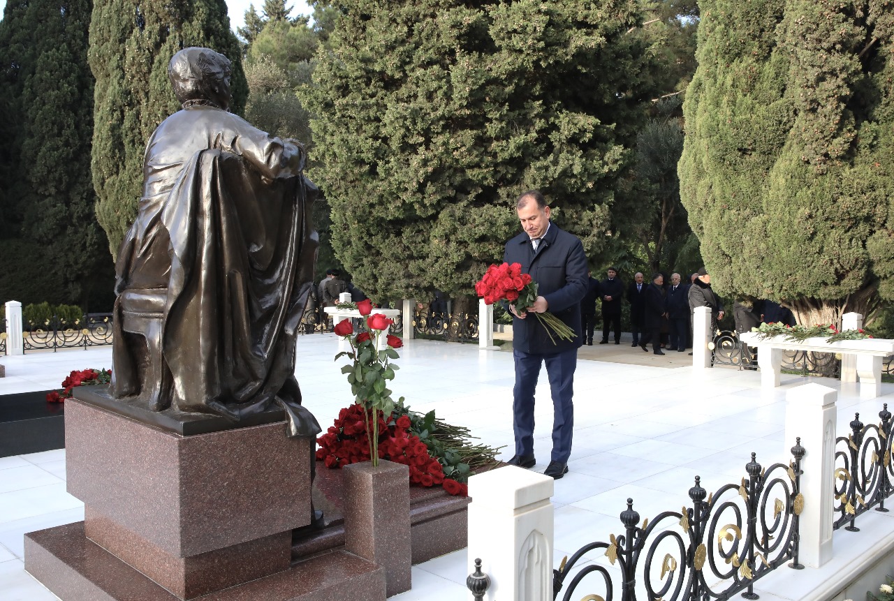 Həmkarlar İttifaqları Konfederasiyası Heydər Əliyevin məzarını ziyarət etdi (FOTO)