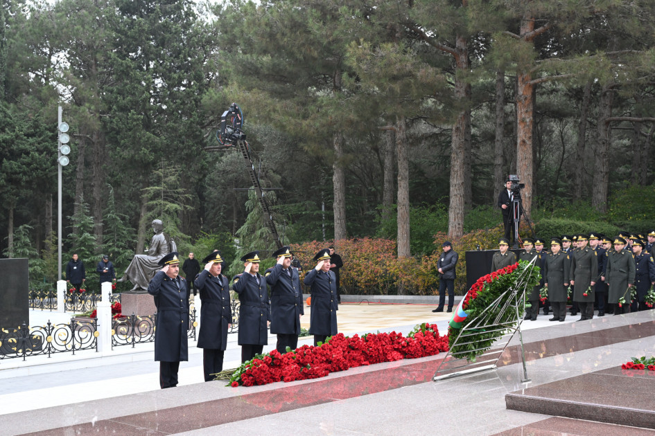 Dövlət və hökumət rəsmiləri Fəxri xiyabanda Heydər Əliyevin xatirəsini yad etdi (FOTO)