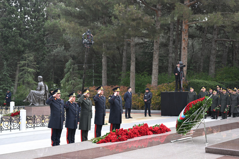 Dövlət və hökumət rəsmiləri Fəxri xiyabanda Heydər Əliyevin xatirəsini yad etdi (FOTO)