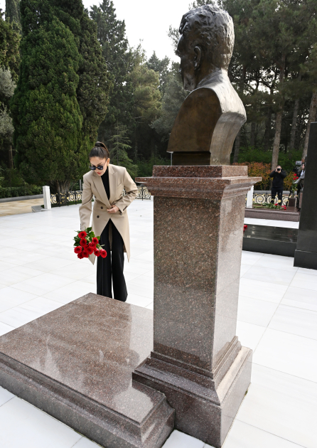 Prezident və birinci xanım Heydər Əliyevin məzarını ziyarət etdi (YENİLƏNİB)