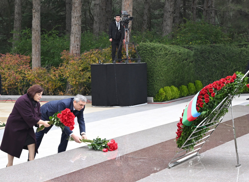 Dövlət və hökumət rəsmiləri Fəxri xiyabanda Heydər Əliyevin xatirəsini yad etdi (FOTO)