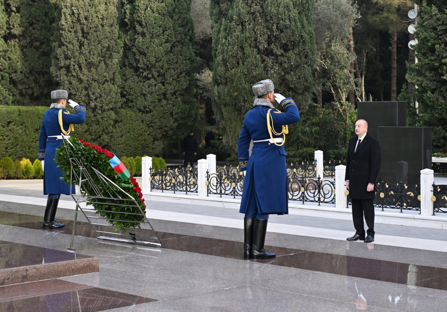 Prezident və birinci xanım Heydər Əliyevin məzarını ziyarət etdi (YENİLƏNİB)