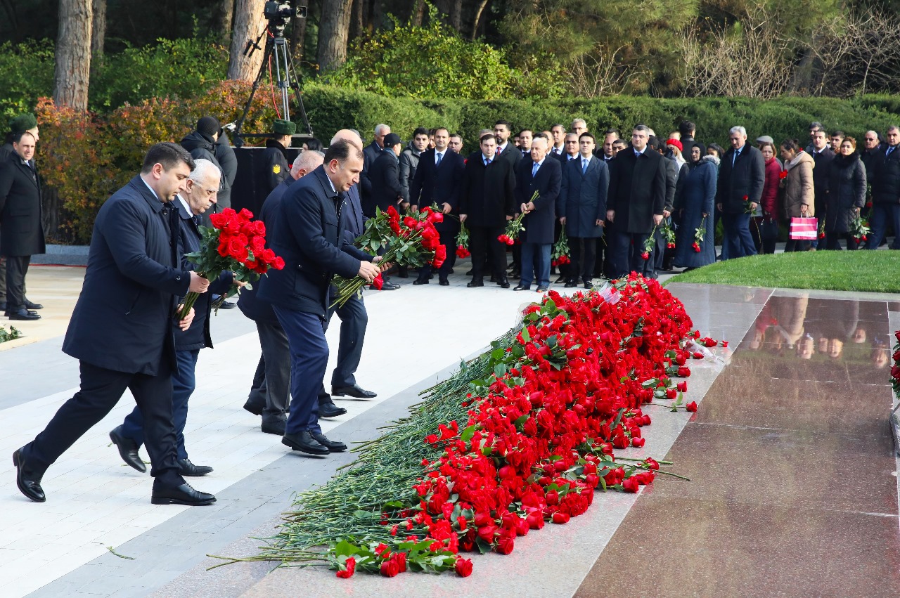 Həmkarlar İttifaqları Konfederasiyası Heydər Əliyevin məzarını ziyarət etdi (FOTO)