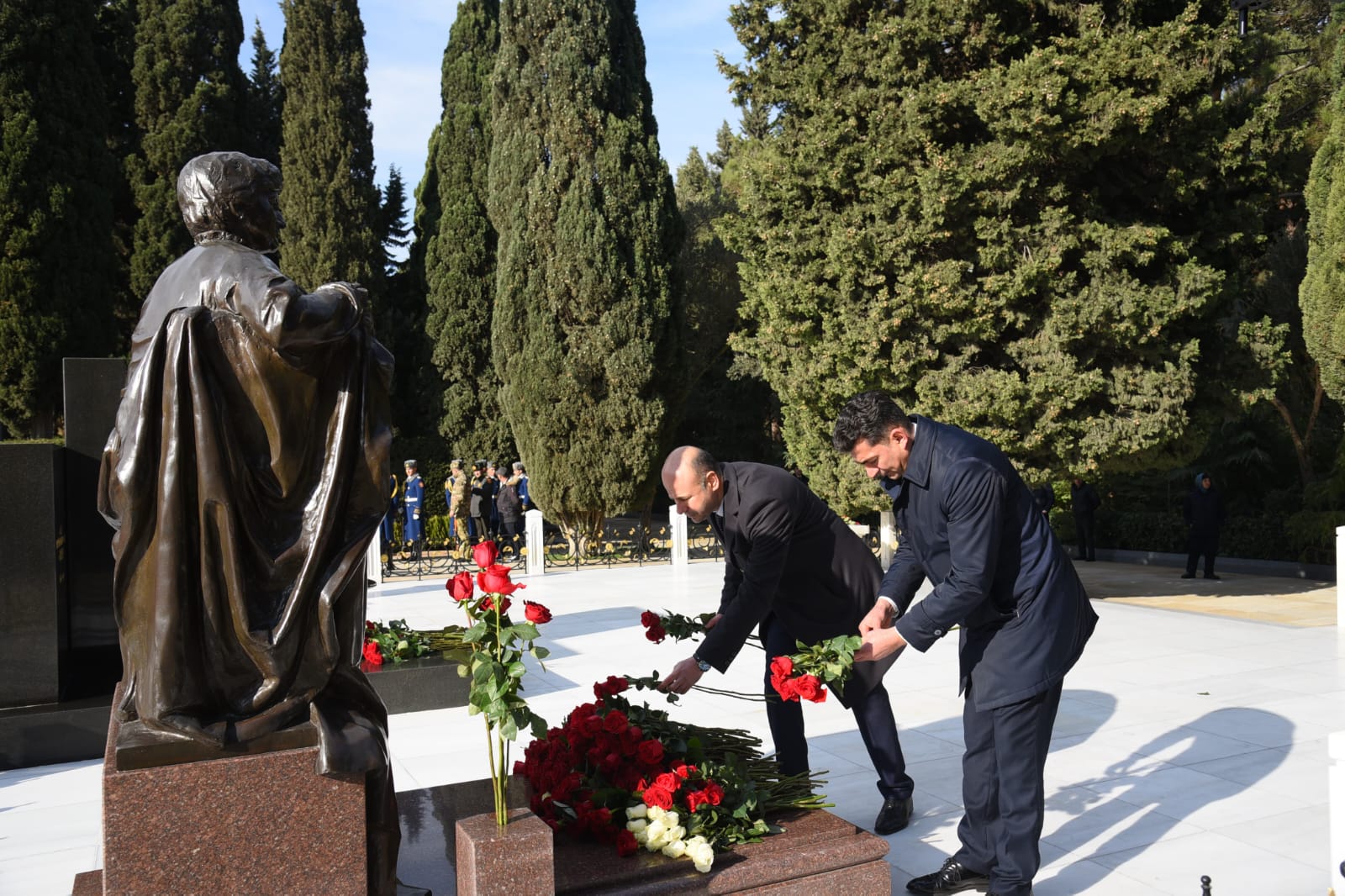 Dövlət Dəniz və Liman Agentliyinin kollektivi Fəxri xiyabanda Ulu Öndərin abidəsini ziyarət etdi