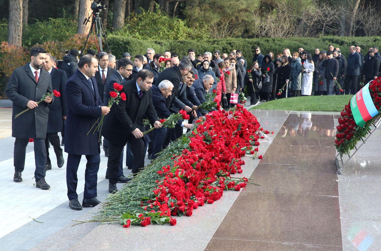 Həmkarlar İttifaqları Konfederasiyası Heydər Əliyevin məzarını ziyarət etdi (FOTO)