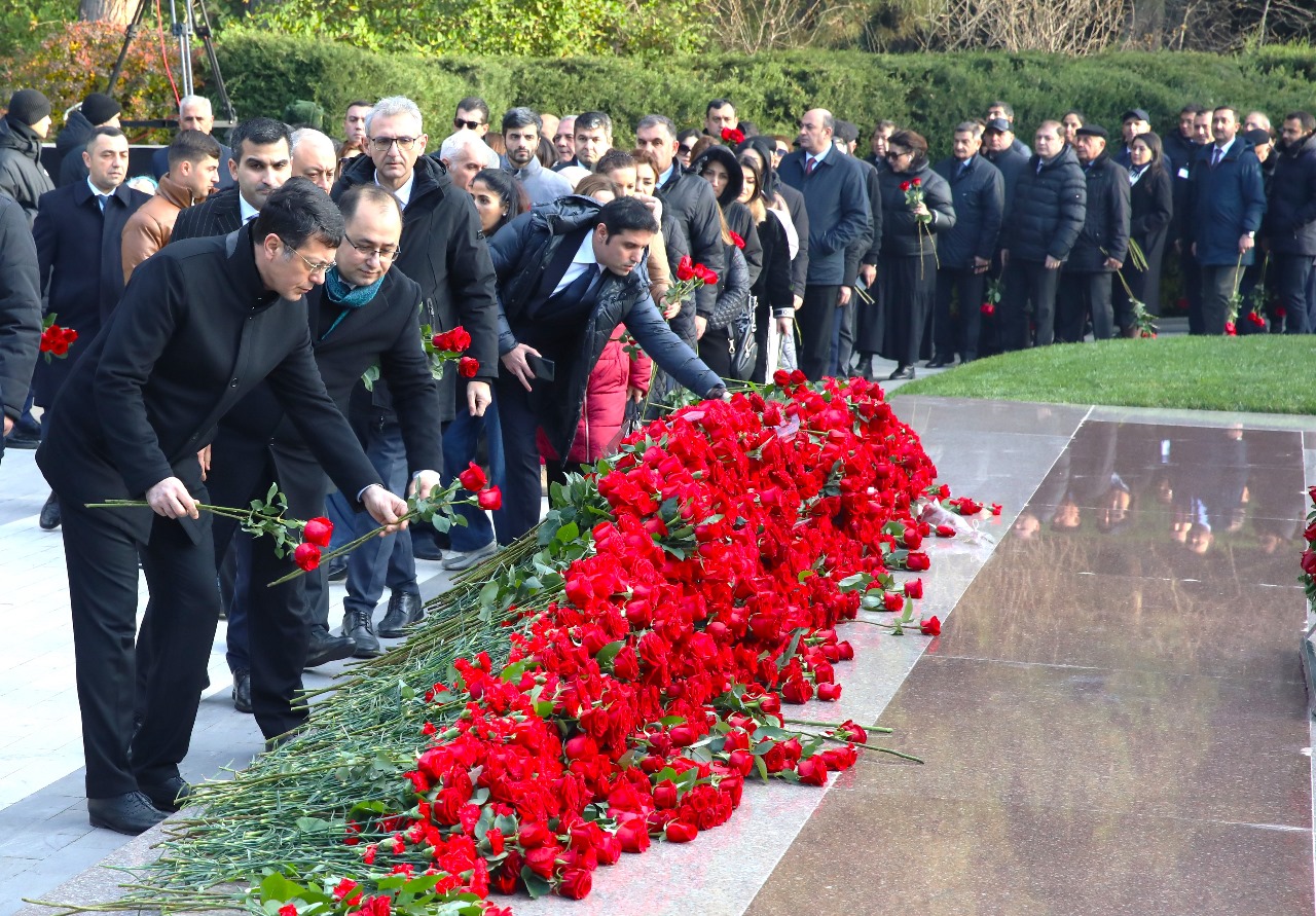 Həmkarlar İttifaqları Konfederasiyası Heydər Əliyevin məzarını ziyarət etdi (FOTO)