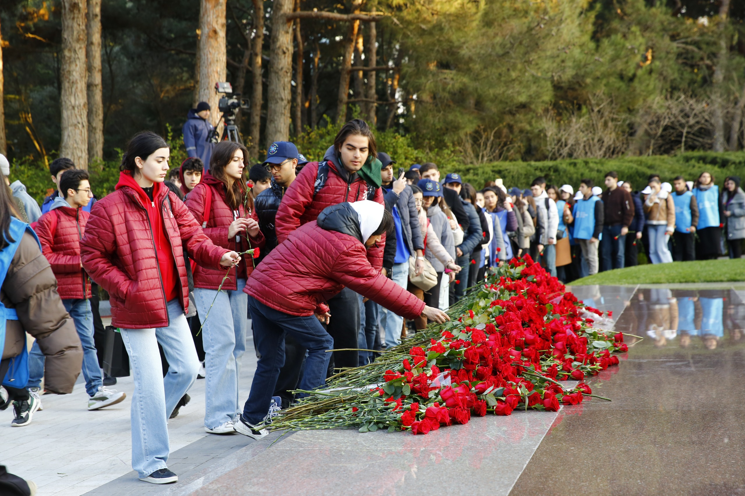 Azərbaycan Könüllüləri Ulu Öndər Heydər Əliyevin məzarını ziyarət etdi