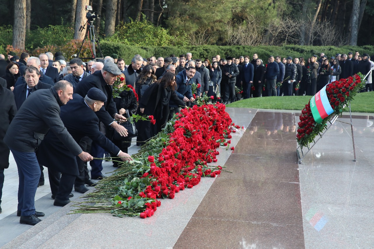 Həmkarlar İttifaqları Konfederasiyası Heydər Əliyevin məzarını ziyarət etdi (FOTO)