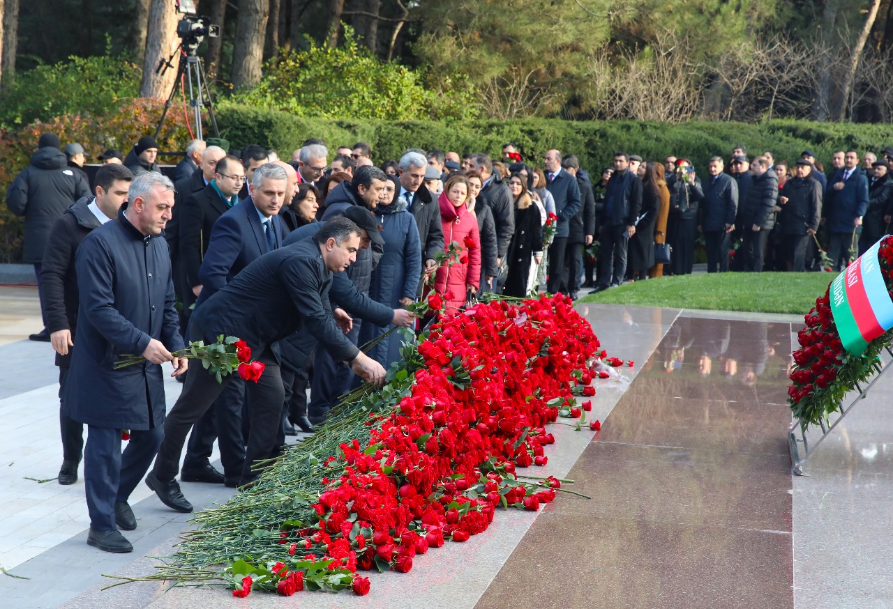 Həmkarlar İttifaqları Konfederasiyası Heydər Əliyevin məzarını ziyarət etdi (FOTO)