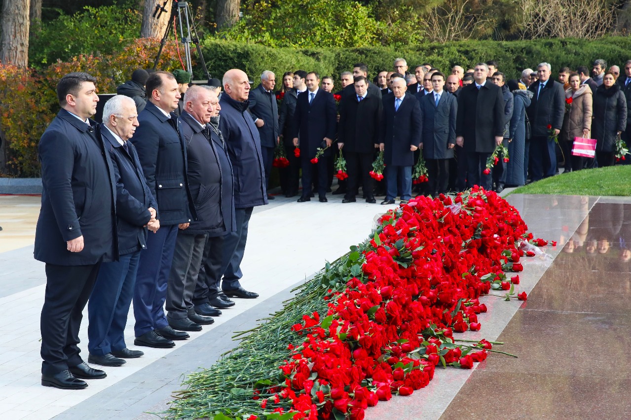 Həmkarlar İttifaqları Konfederasiyası Heydər Əliyevin məzarını ziyarət etdi (FOTO)