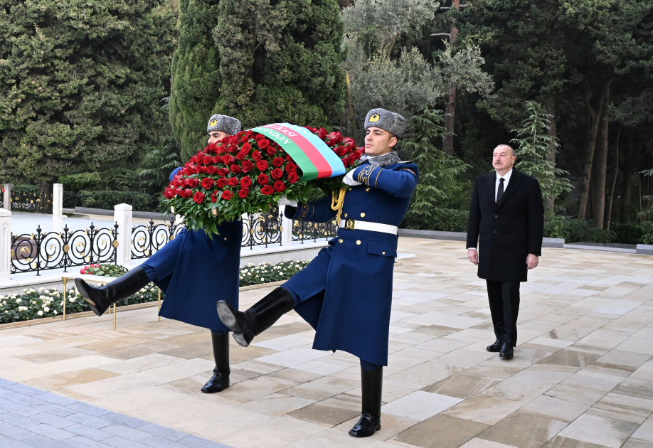 Prezident və birinci xanım Heydər Əliyevin məzarını ziyarət etdi (YENİLƏNİB)