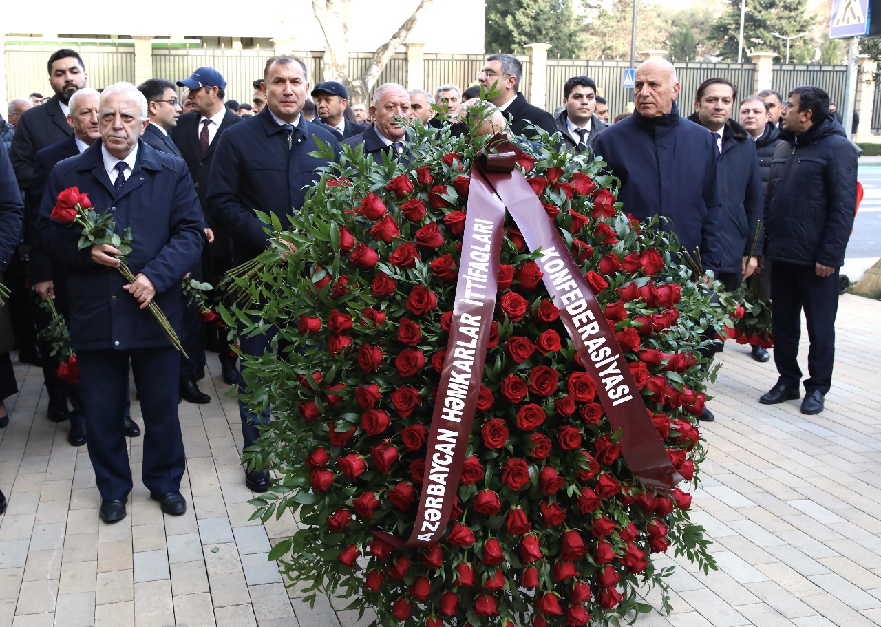 Həmkarlar İttifaqları Konfederasiyası Heydər Əliyevin məzarını ziyarət etdi (FOTO)