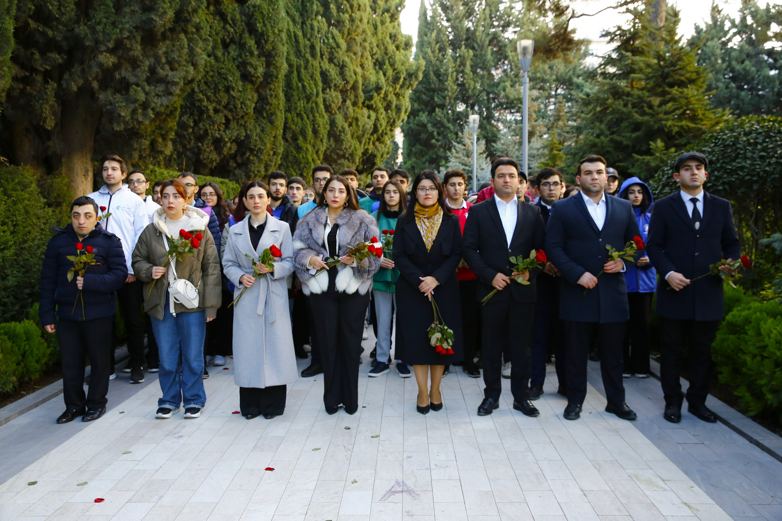 Azərbaycan Könüllüləri Ulu Öndər Heydər Əliyevin məzarını ziyarət etdi