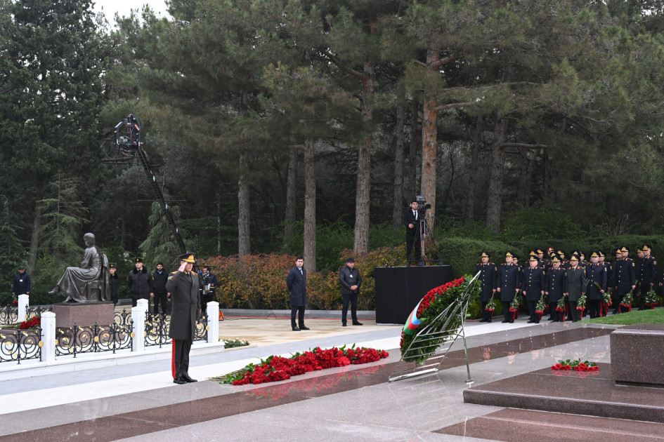 Dövlət və hökumət rəsmiləri Fəxri xiyabanda Heydər Əliyevin xatirəsini yad etdi (FOTO)